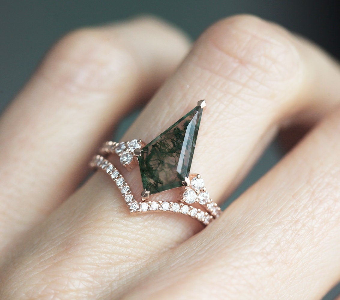 Eine Nahaufnahme eines Drachenmoos-Achat- und Diamantrings, besetzt mit Moosachat-Stein und Diamanten.