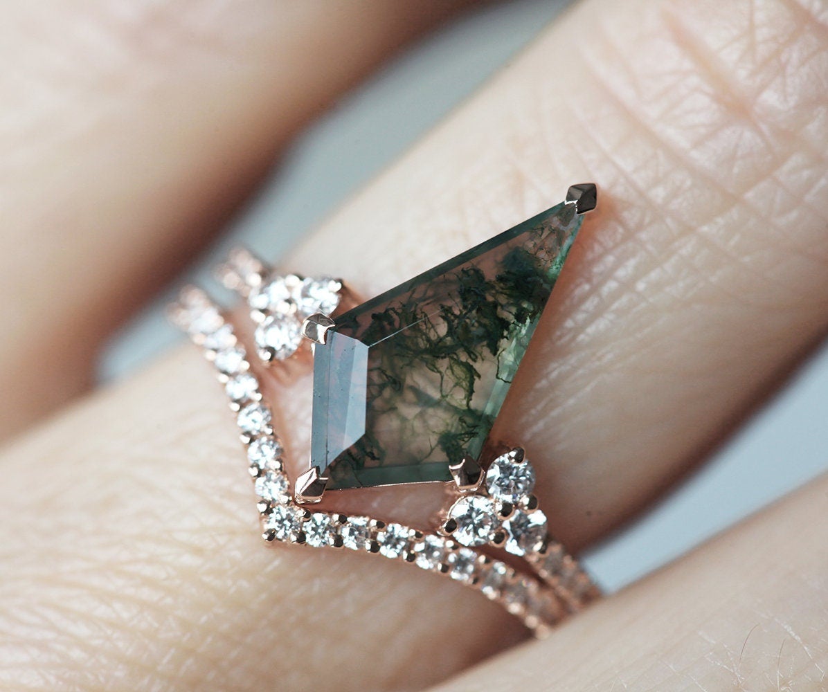 Nahaufnahme eines Drachenmoos-Achat- und Diamantrings, besetzt mit einem drachenförmigen Moosachat-Stein und funkelnden Diamanten.