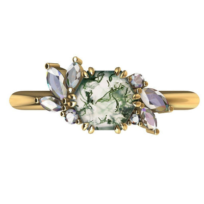 Goldener sechseckiger Moosachat-Ring mit Diamantclustern, der das einzigartige Moosachat-Design zur Schau stellt. Handgeschliffene Natursteine.