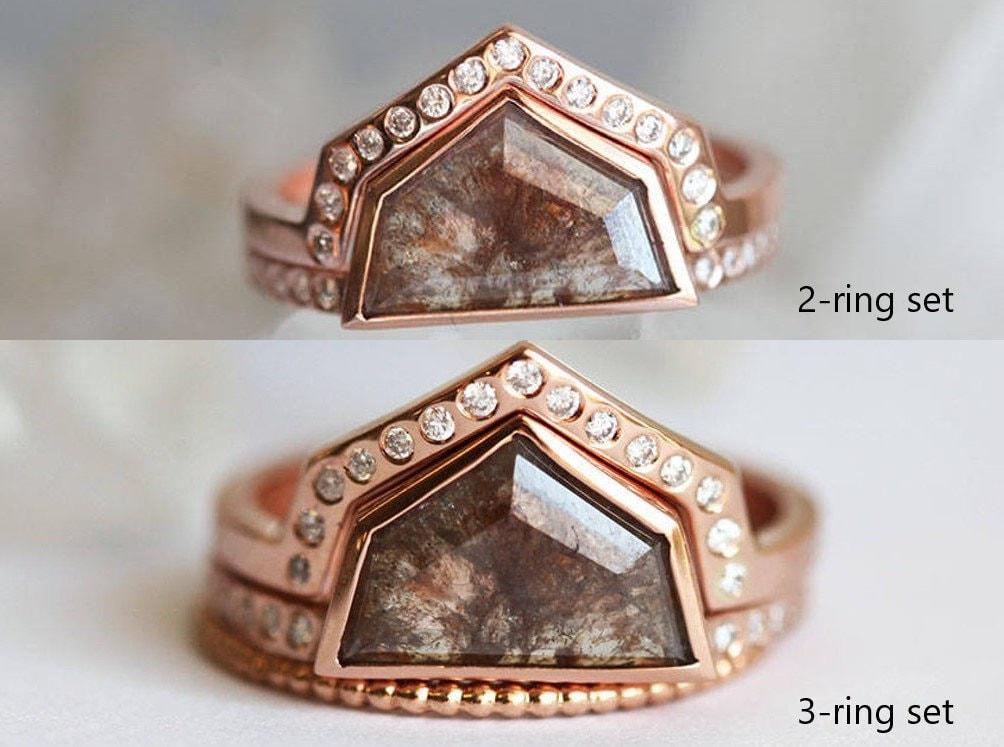 Geometrischer, schildförmiger Verlobungsring mit Salz- und Pfefferdiamanten aus 14 Karat Gold.