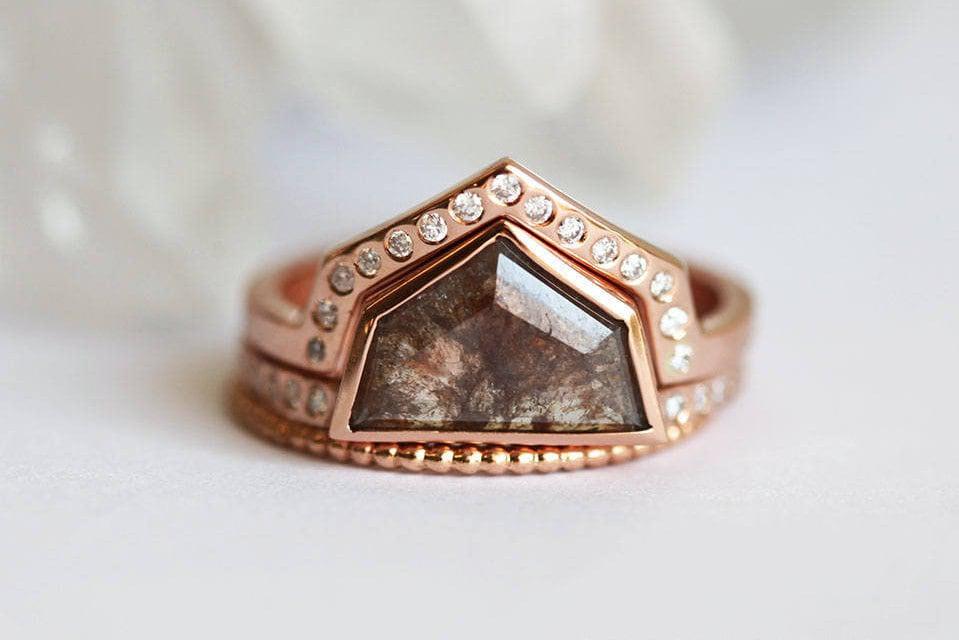 Geometrischer Schildring aus 14 Karat Gold mit Salz- und Pfefferdiamanten.