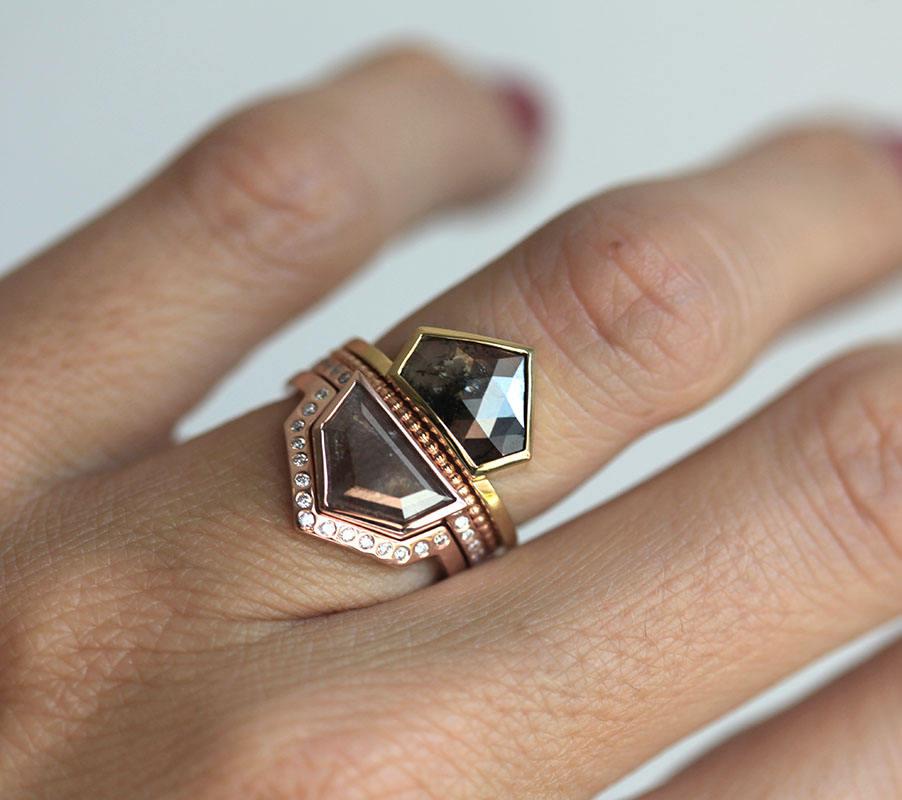 Salz- und Pfeffer-Diamantset: Moderner schildförmiger Verlobungsring mit geometrischem Design.