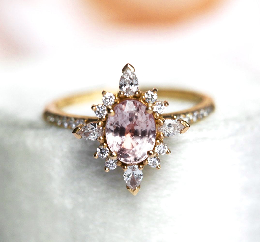 Vintage-inspirierter Ring mit pfirsichfarbenem Saphir, Marquise und runden Diamanten. Kompliziertes seitliches Steinband aus verschiedenen Metallen.