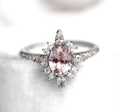 Vintage-inspirierter ovaler Saphir-Diamantring mit pfirsichfarbenen Saphiren, Marquise- und runden Diamanten.