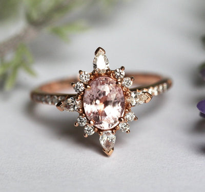 Vintage-inspirierter ovaler Saphir-Diamantring mit pfirsichfarbenen Saphiren, Marquise- und runden Diamanten.