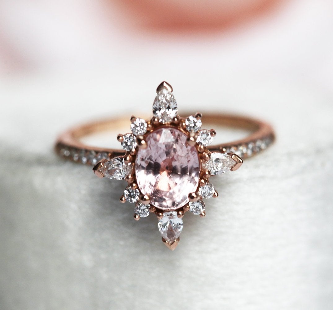 Vintage-inspirierter ovaler Saphir-Diamantring mit pfirsichfarbenen Saphiren, Marquise- und runden Diamanten.