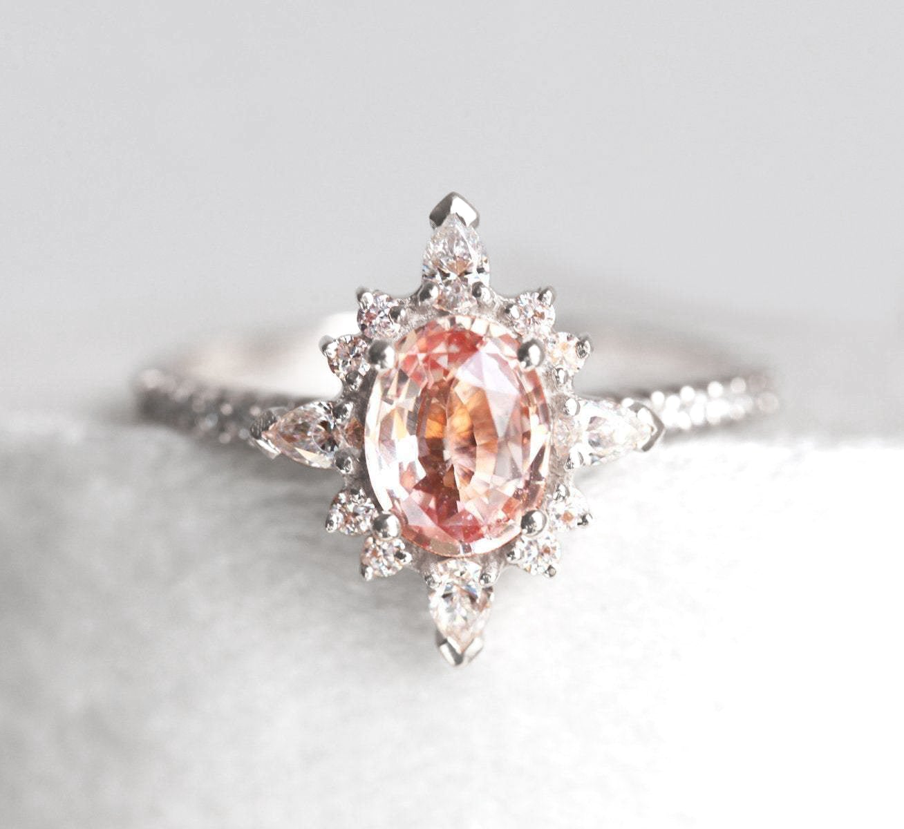 Vintage-inspirierter Saphir-Diamantring, besetzt mit pfirsichfarbenen Saphiren, Marquise- und runden Diamanten. Ovaler pfirsichrosa Saphir, augenreine Qualität, 14-karätiges/18-karätiges Gold oder Platin.