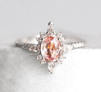 Vintage-inspirierter Saphir-Diamantring, besetzt mit pfirsichfarbenen Saphiren, Marquise- und runden Diamanten. Ovaler pfirsichrosa Saphir, augenreine Qualität, 14-karätiges/18-karätiges Gold oder Platin.