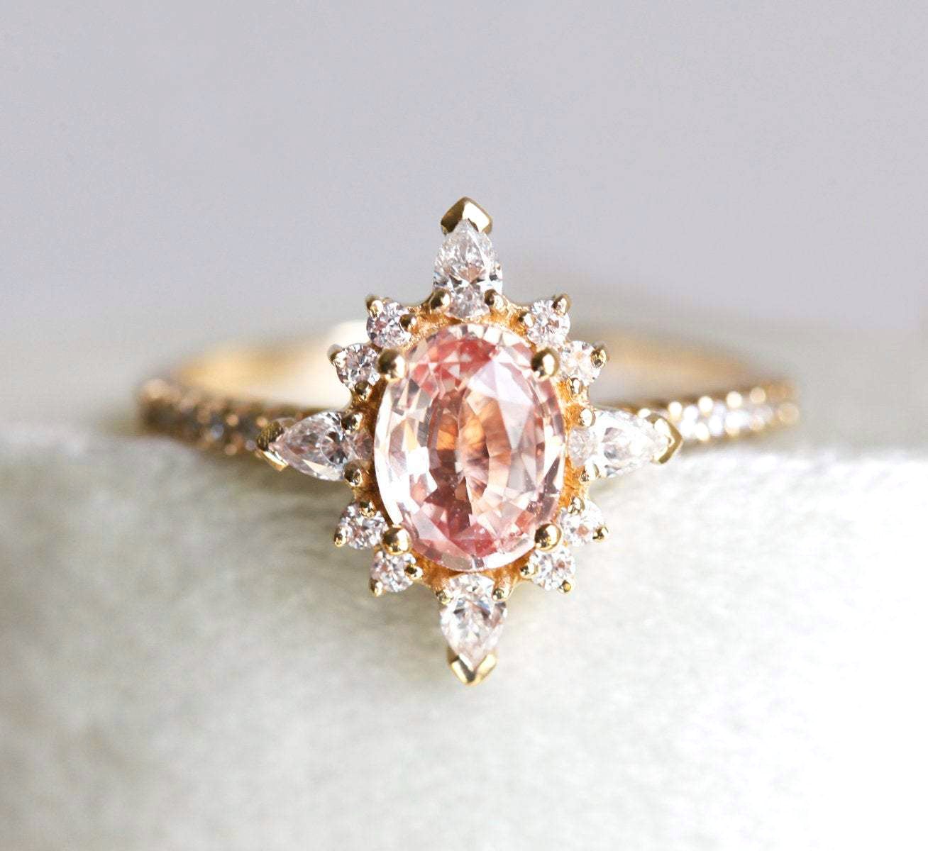 Vintage-inspirierter Ring mit pfirsichfarbenem Saphir, Marquise- und runden Diamanten in aufwendigem Design.