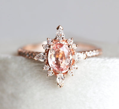 Vintage-inspirierter Saphir-Diamantring, besetzt mit pfirsichfarbenen Saphiren, Marquise- und runden Diamanten.