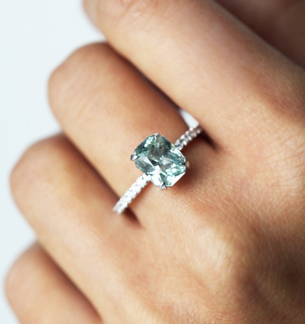 Nahaufnahme des Mint-Saphir-Diamantrings mit strahlenden Mint-Saphir- und Diamantdetails.