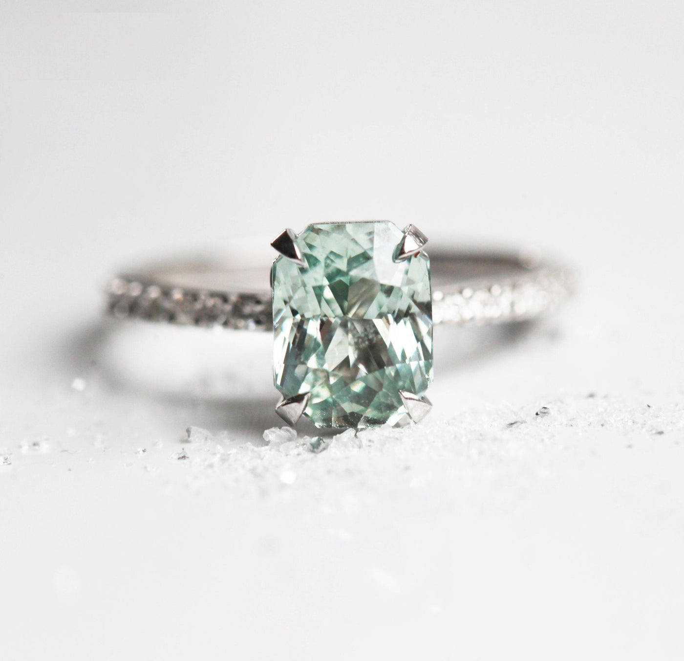 Nahaufnahme eines Mint-Saphir-Diamantrings mit strahlendem Mint-Saphir- und Diamantring.