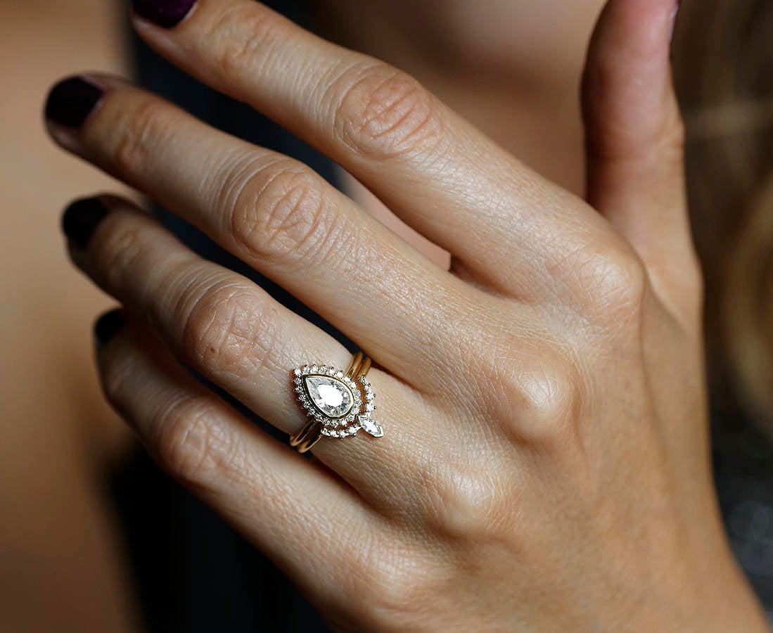 Birnenweißer Halo-Verlobungsring mit Diamanten, Set mit passendem weißen runden Diamantring