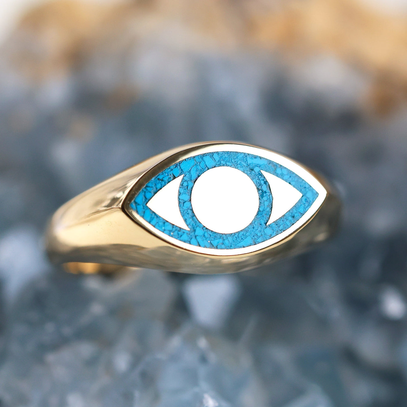 Gold-Siegelring mit Türkis-Inlay und blauem Augendesign. Unisex, polierte Oberfläche, anpassbare Edelsteine. Hergestellt aus 14-karätigem oder 18-karätigem Gold, wahlweise in Platin. Bandbreite 8 mm vorne, 2,7 mm hinten.