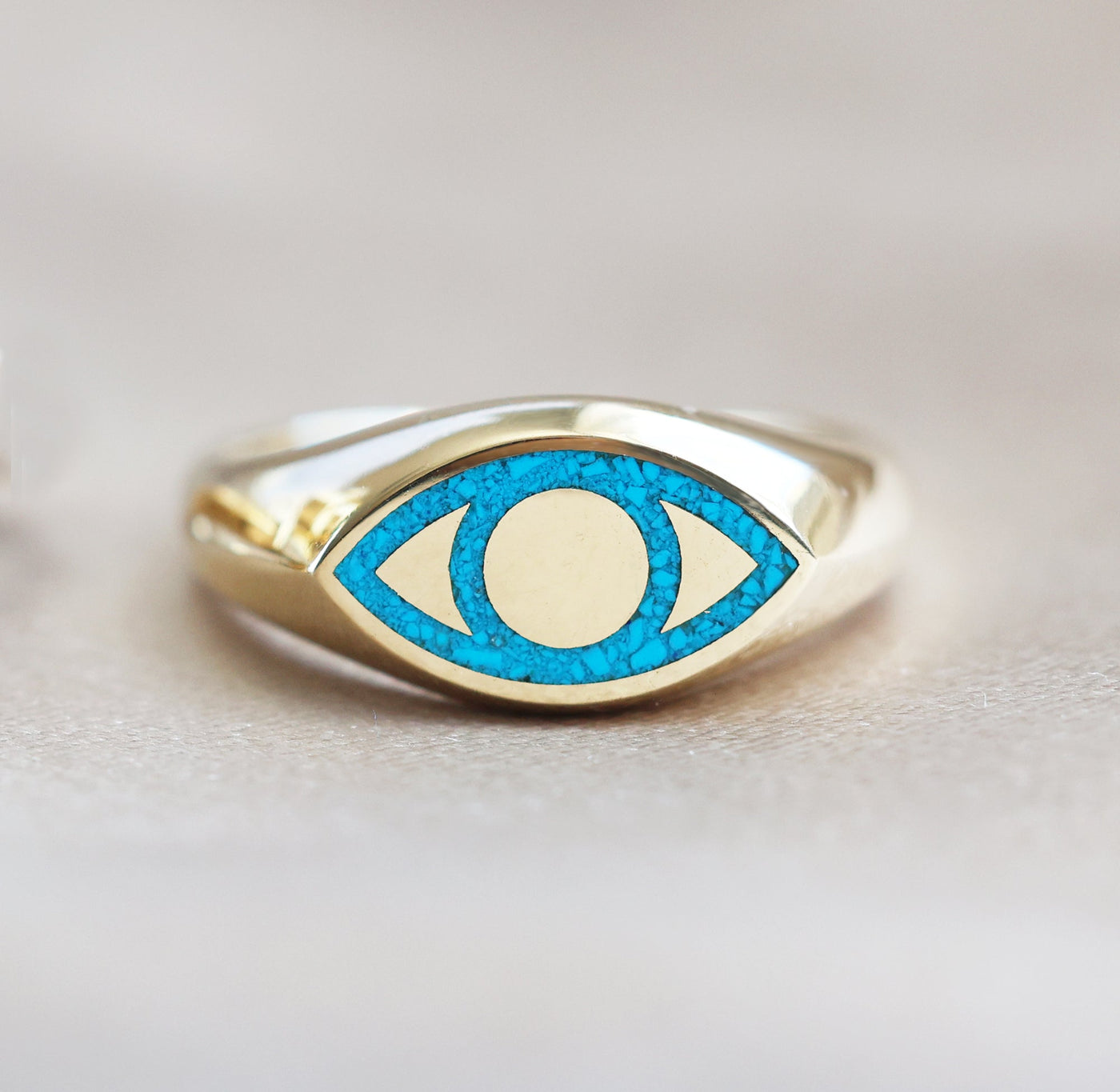 Goldener Siegelring mit Türkiseinlage und Allsehendem-Auge-Design. Unisex, polierte Oberfläche, anpassbare Edelsteine. Hergestellt aus 14-karätigem oder 18-karätigem Gold, Platinoptionen erhältlich.