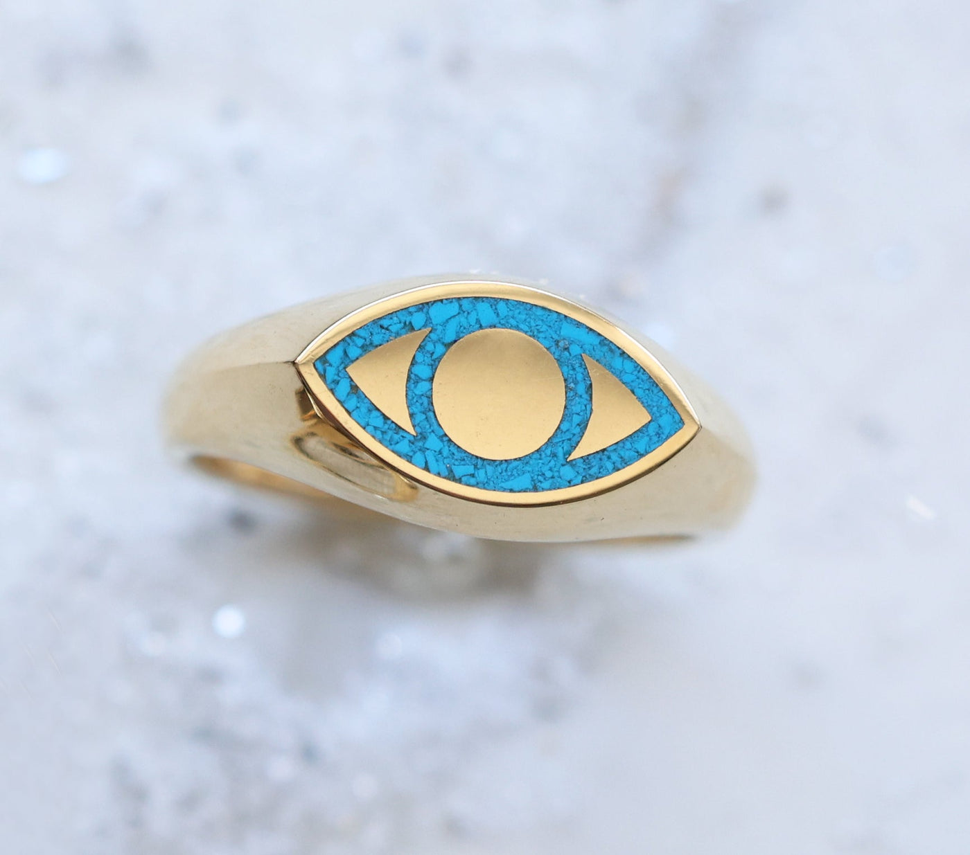 Ein Unisex-Siegelring mit schwarzem Spinell-Inlay und einem eleganten All-Seeing-Eye-Design in Gold.