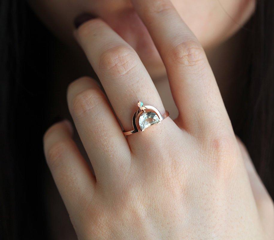 Grüner Halbmond-Amethyst-Ring mit seitlichem Opal-Edelstein