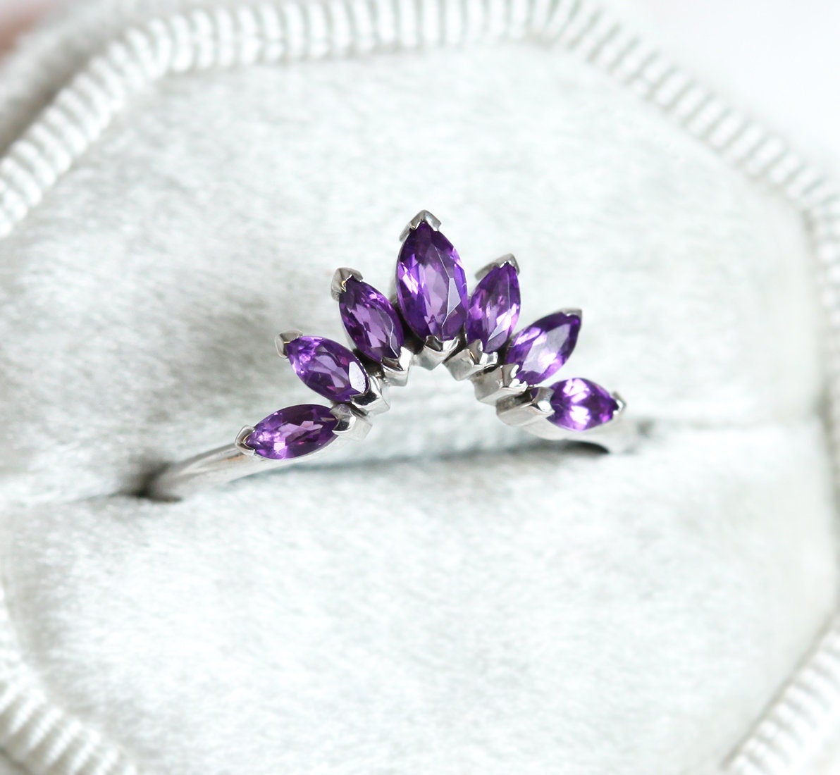 Lila Amethyst-Edelsteine ​​im Marquise-Schliff, Hochzeitsband, Blattkrone