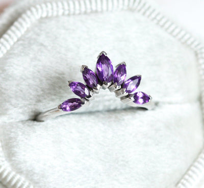 Lila Amethyst-Edelsteine ​​im Marquise-Schliff, Hochzeitsband, Blattkrone