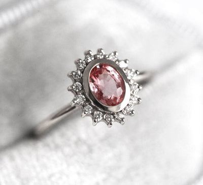 Rosa ovaler Saphir-Halo-Ring mit seitlichen Diamanten