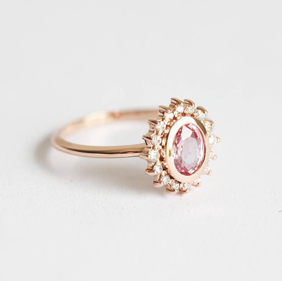 Rosa ovaler Saphir-Halo-Ring mit seitlichen Diamanten