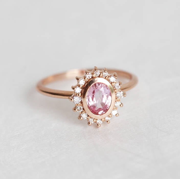 Rosa ovaler Saphir-Halo-Ring mit seitlichen Diamanten