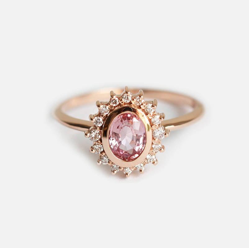 Rosa ovaler Saphir-Halo-Ring mit seitlichen Diamanten