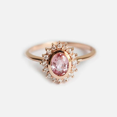 Rosa ovaler Saphir-Halo-Ring mit seitlichen Diamanten