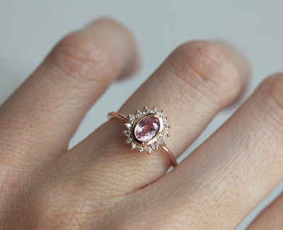 Rosa ovaler Saphir-Halo-Ring mit seitlichen Diamanten