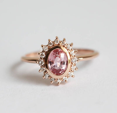 Rosa ovaler Saphir-Halo-Ring mit seitlichen Diamanten