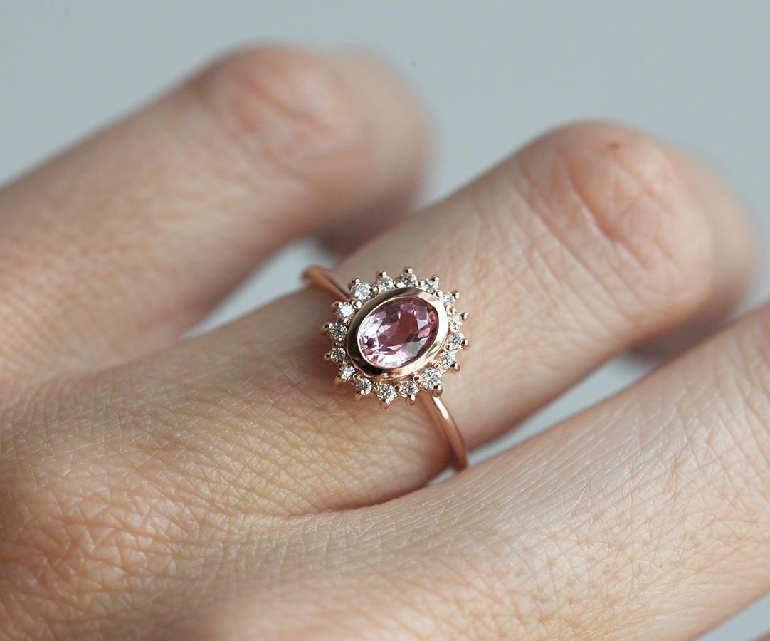 Rosa ovaler Saphir-Halo-Ring mit seitlichen Diamanten