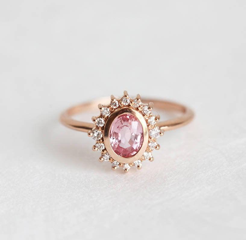 Rosa ovaler Saphir-Halo-Ring mit seitlichen Diamanten