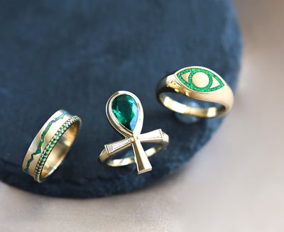 Ein Ankh-Ring mit Smaragd- und Diamantdetails, der exquisite Handwerkskunst unterstreicht.