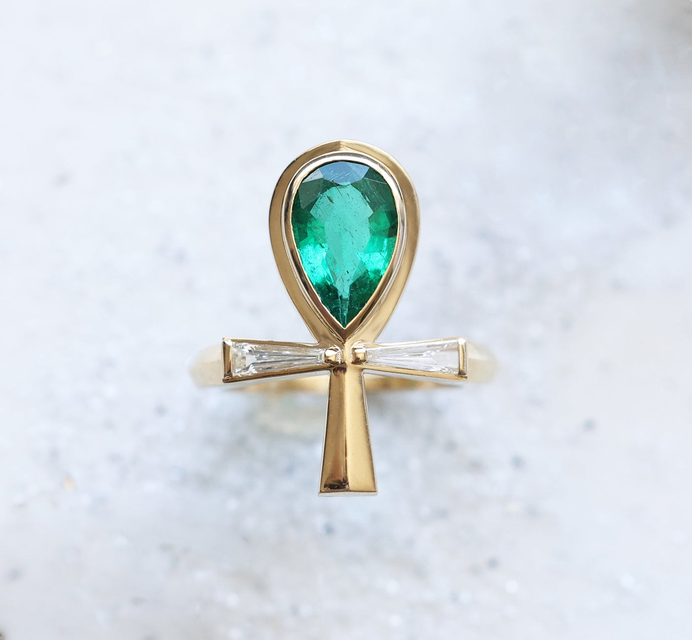 Ein Ankh-Ring aus Smaragd und Diamanten mit natürlichen Edelsteinen und Baguettediamanten.