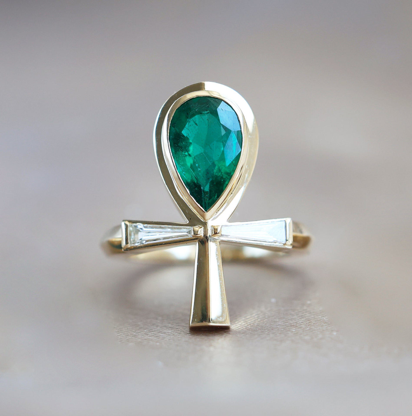 Ankh-Ring aus Smaragd und Baguettediamant mit natürlichen Edelsteinen und Brillantschliff.