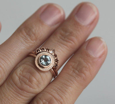 Runder Aquamarinring im Nesting-Stil mit einem kleinen runden weißen Diamanten an der Oberseite