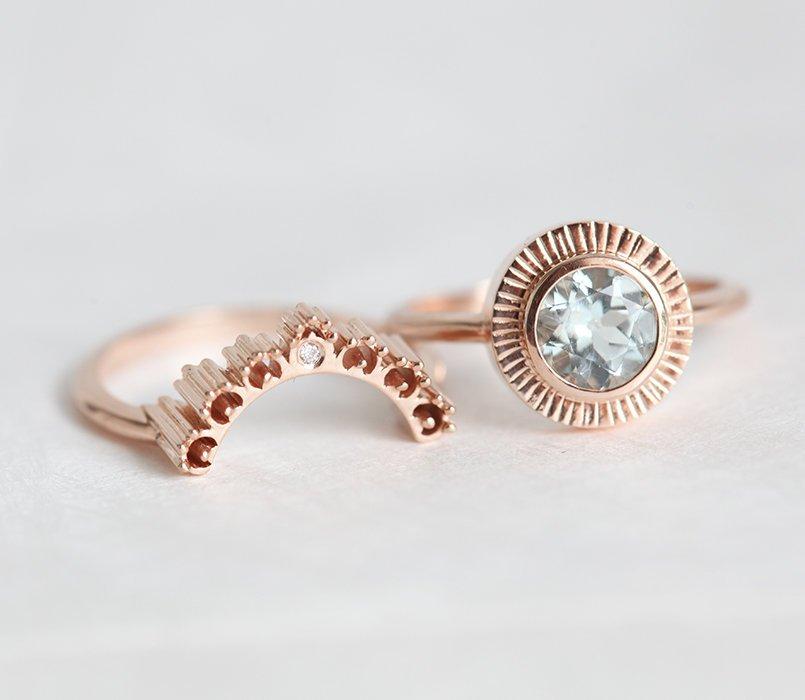 Runder Aquamarinring im Nesting-Stil mit einem kleinen runden weißen Diamanten an der Oberseite