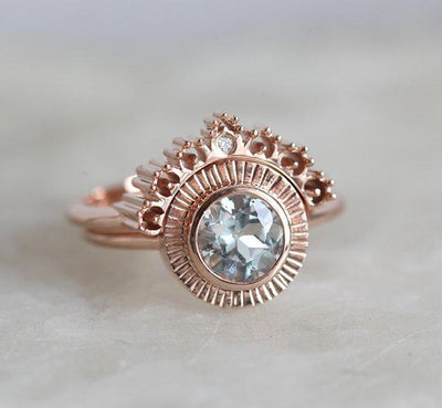 Runder Aquamarinring im Nesting-Stil mit einem kleinen runden weißen Diamanten an der Oberseite