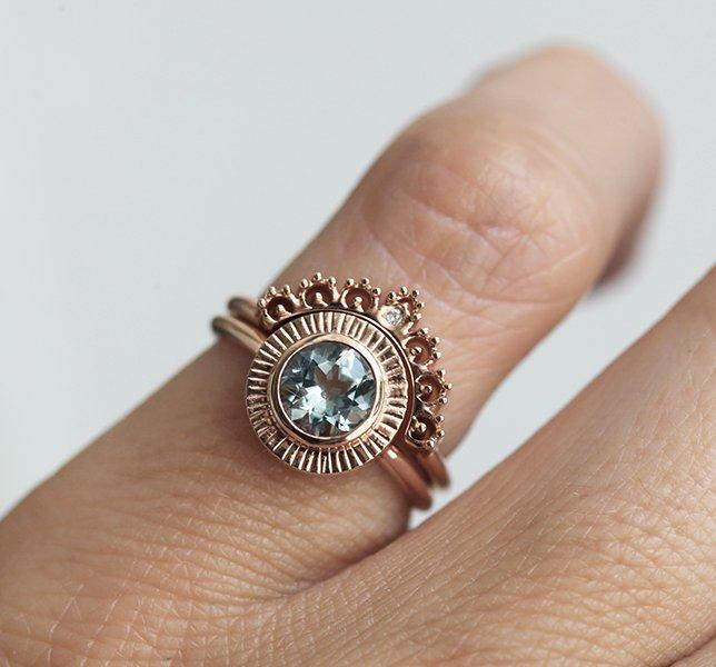 Runder Aquamarinring im Nesting-Stil mit einem kleinen runden weißen Diamanten an der Oberseite