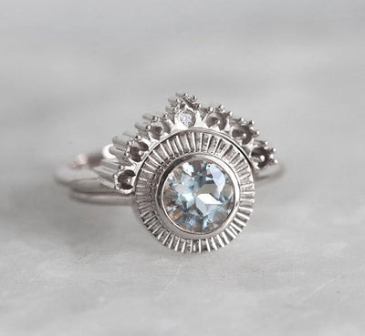 Runder Aquamarinring im Nesting-Stil mit einem kleinen runden weißen Diamanten an der Oberseite