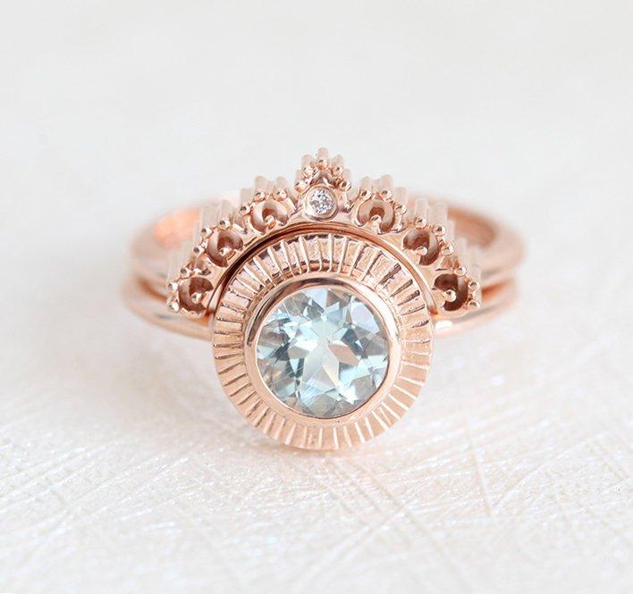 Runder Aquamarinring im Nesting-Stil mit einem kleinen runden weißen Diamanten an der Oberseite