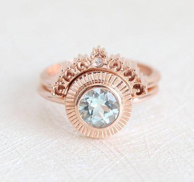 Runder Aquamarinring im Nesting-Stil mit einem kleinen runden weißen Diamanten an der Oberseite