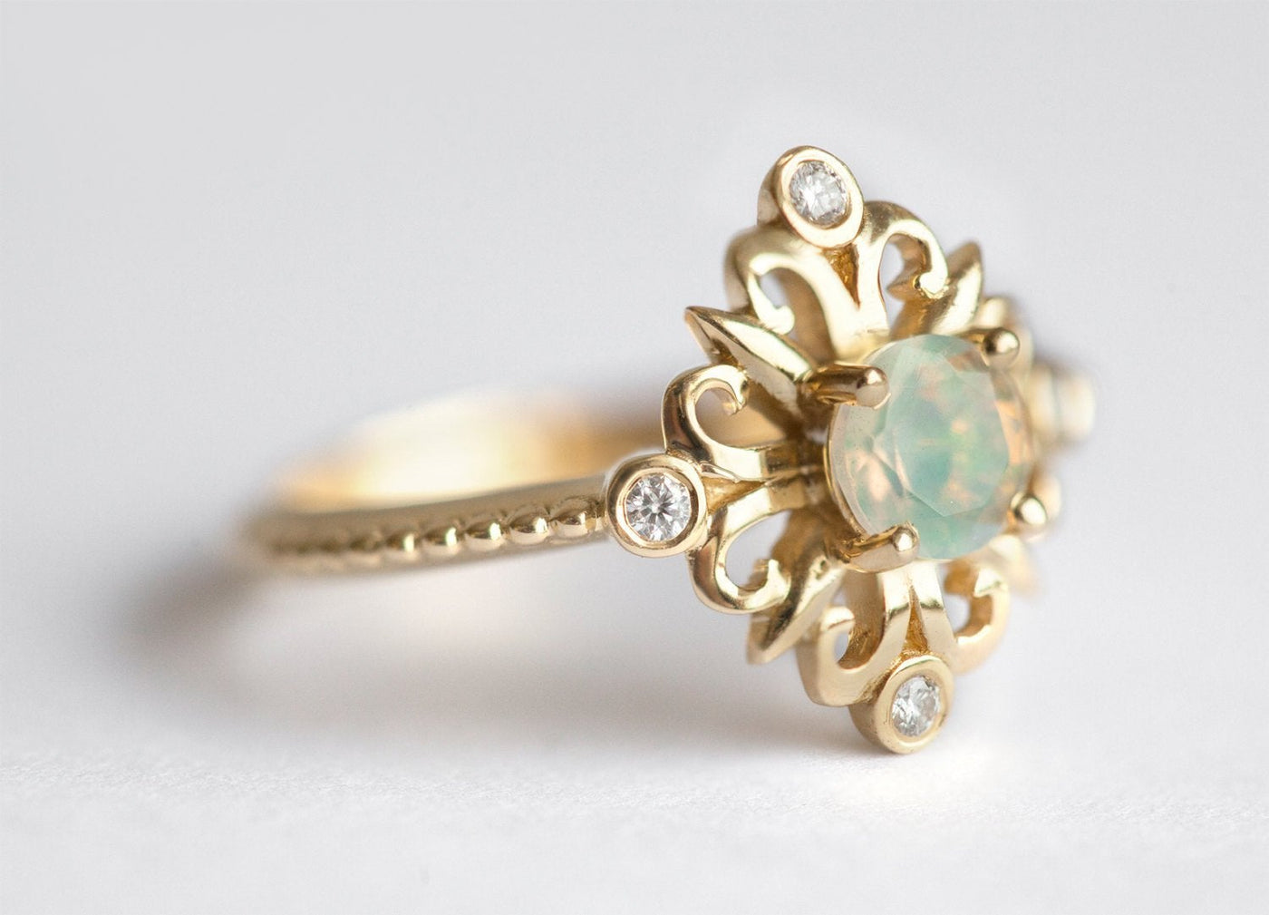 Weißer runder symmetrischer Vintage-Ring aus Welo-Opal-Gold