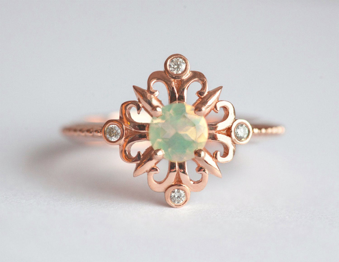 Weißer runder symmetrischer Vintage-Ring aus Welo-Opal-Gold