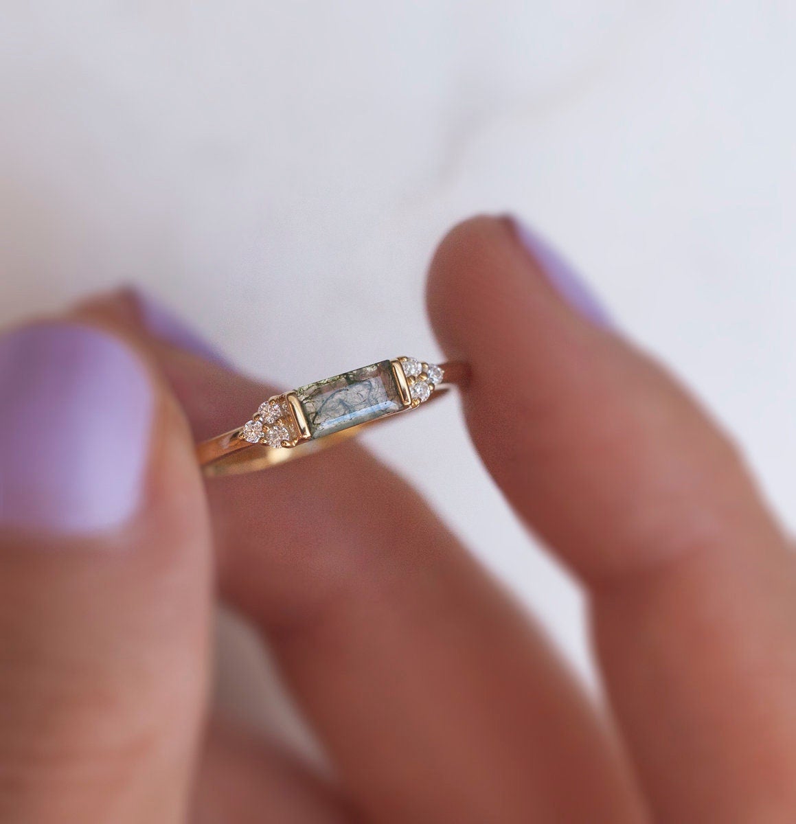 Baguette-Moos-Achat-Ring, besetzt mit seitlichen weißen Diamanten