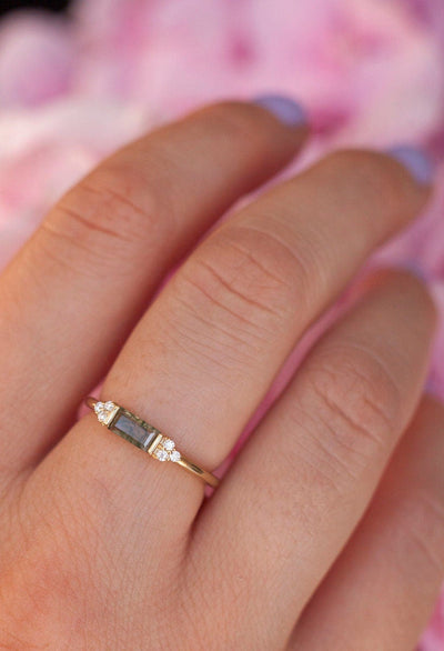 Baguette-Moos-Achat-Ring, besetzt mit seitlichen weißen Diamanten