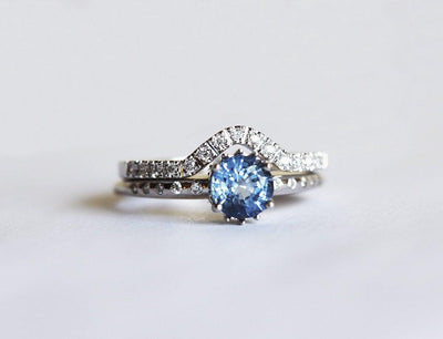 Blauer runder Saphirring mit Eternity-Diamanten