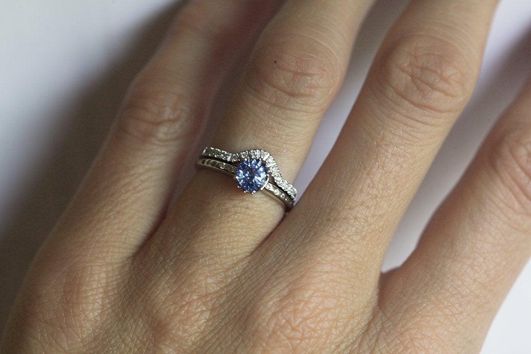 Blauer runder Saphirring mit Eternity-Diamanten