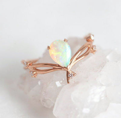 Vintage-Ring mit Birnen-Opal aus Gold mit seitlichen weißen Diamanten und schwarzem Diamant-Kronenring