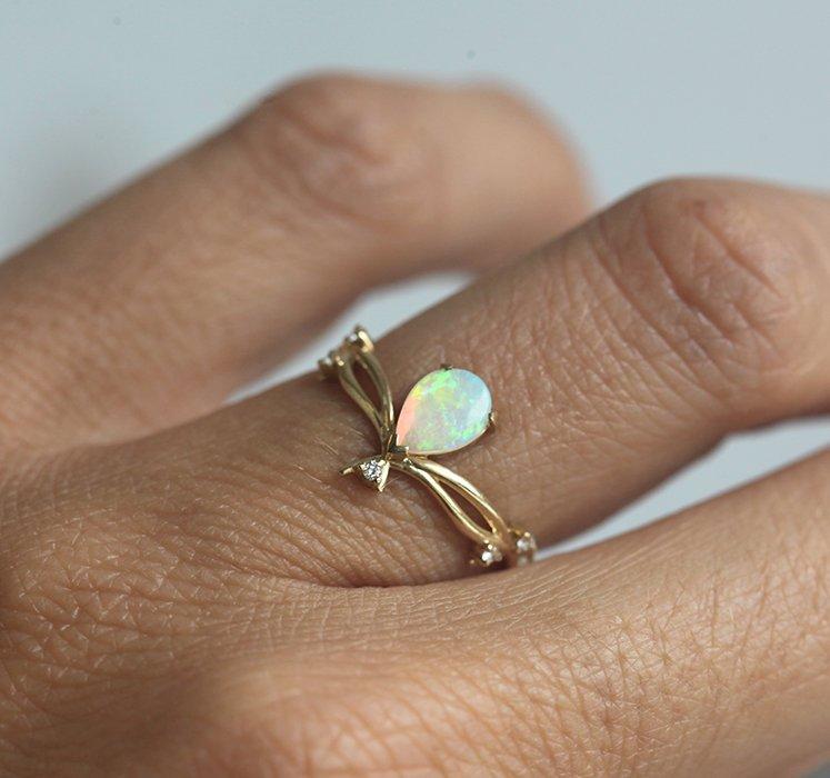 Vintage Goldring mit birnenförmigem Opal und seitlichen weißen Diamanten